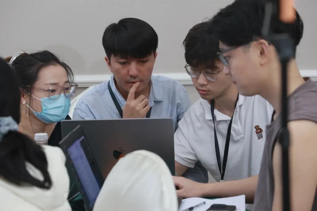 客户现场,四人围看电脑